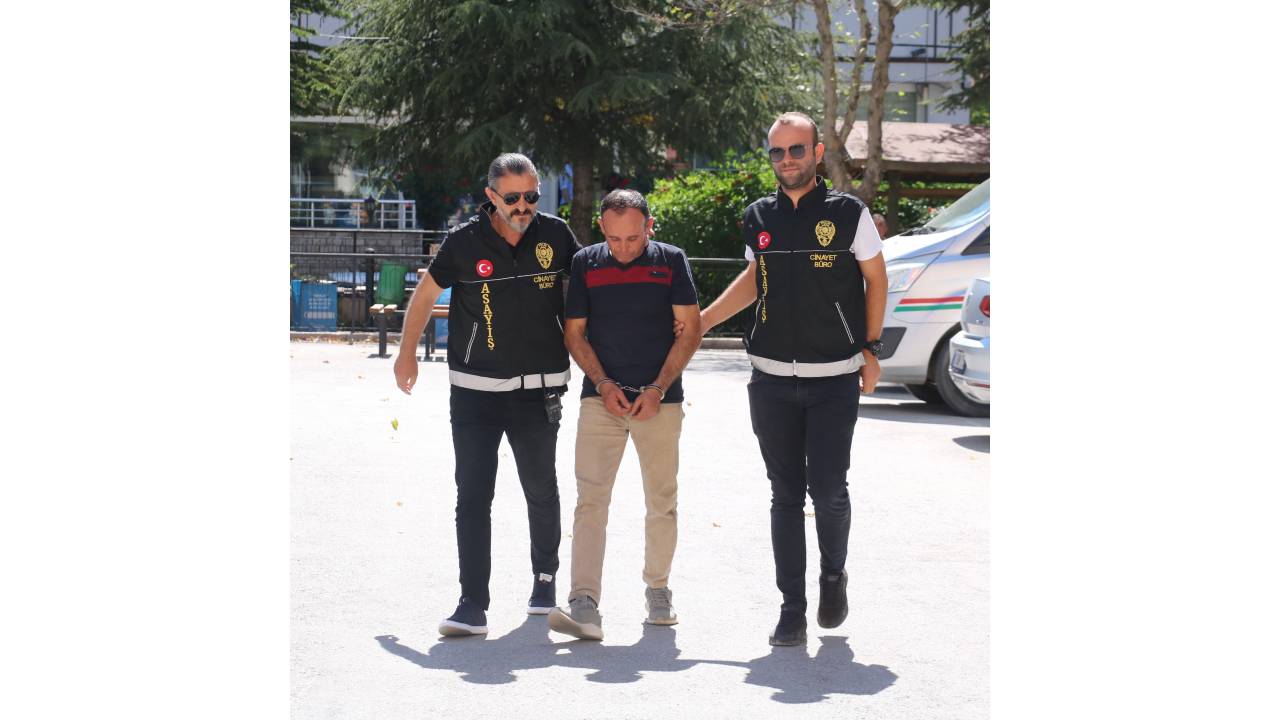 Okulun Temizlik Görevlisini Öldürüp, Kendi Eşi İle Komşusunu Yaralayan Şüpheli Tutuklandı