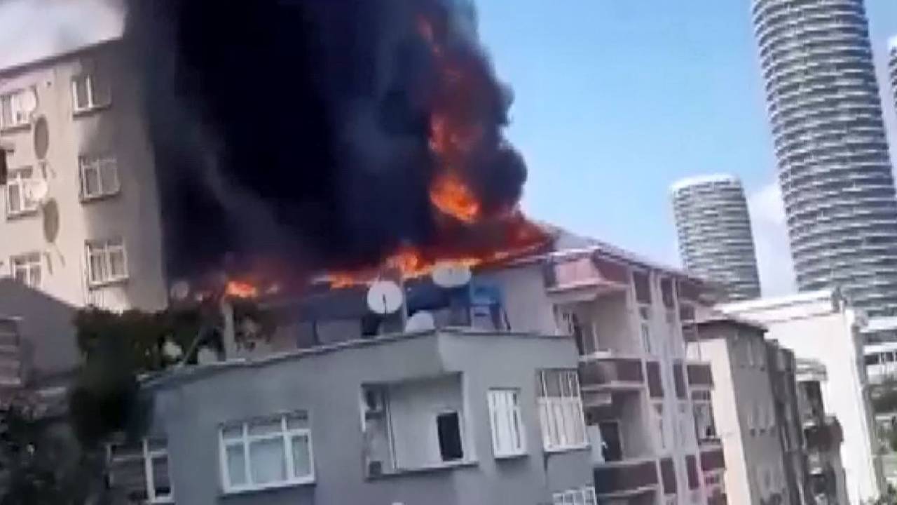 Küçükçekmece'de 4 Katlı Binada Yangın