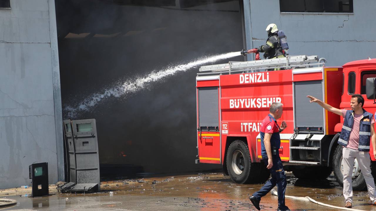 Denizli Emniyet Müdürlüğü'nün Lojistik Deposunda Yangın (2)