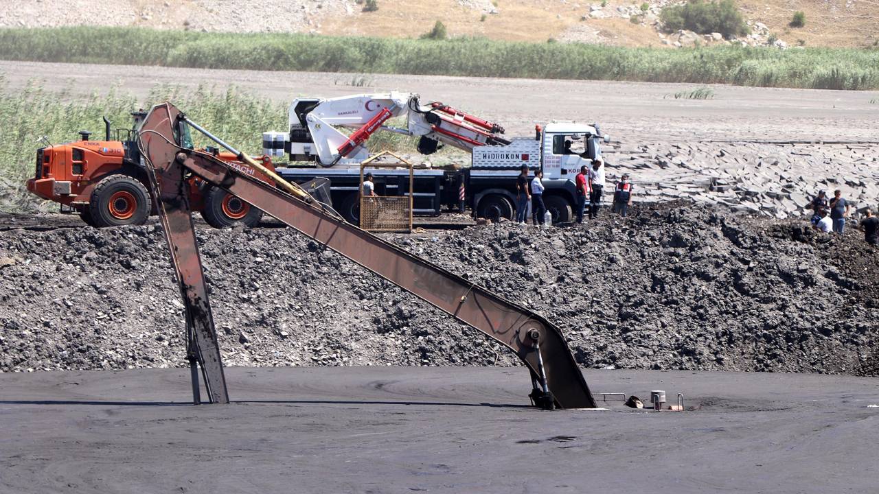 Kömür Ocağında Şlam Havuzu Çöktü; Kaybolan Kepçe Operatörü Aranıyor (3)