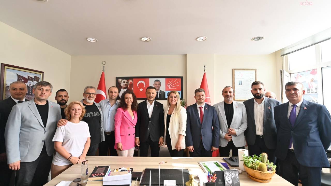 İyi Partililer Bakırköy’de Topluca İstifa Ederek Chp’ye Geçti, Rozetleri Özgür Çelik Taktı