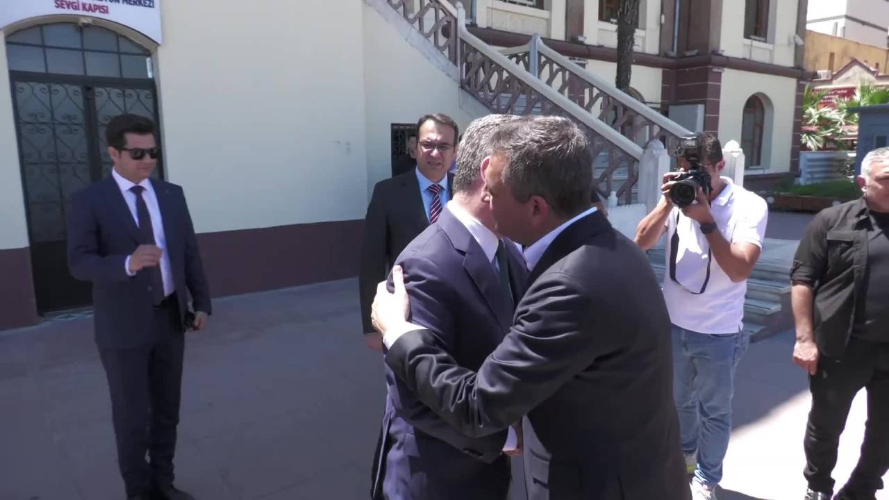 Chp Genel Başkanı Özel, Manisa Valisi Ünlü'yü Ziyaret Etti