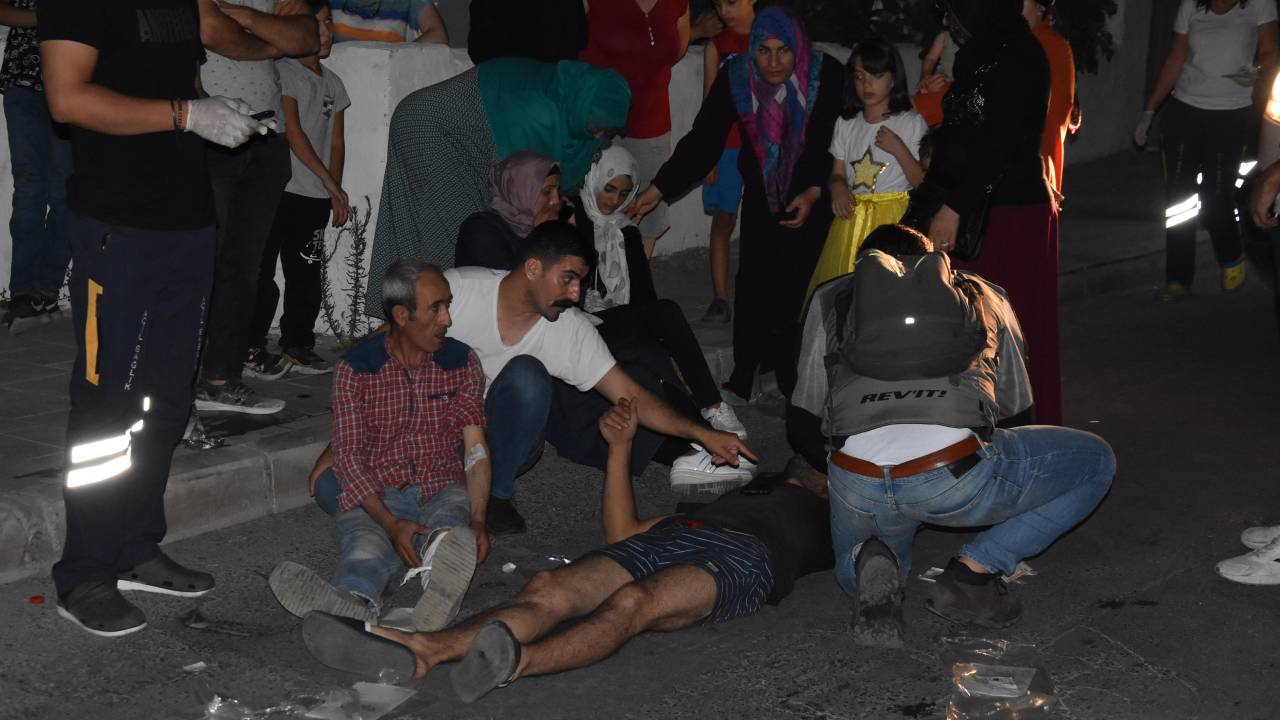 Sürücülerden 1'inin Aranması, Diğerinin Alkollü Çıktığı Kazada; 12 Yaralı