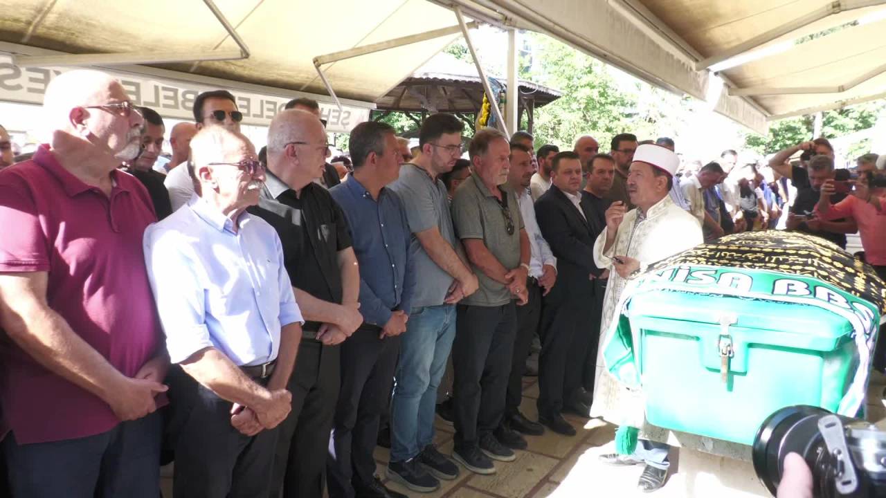 Chp Lideri Özel Mhp’li Güzgülü’nün Cenazesine Katıldı… Özel: "Manisa İçin Bir Kayıptır"