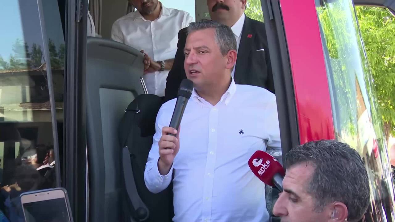 Özgür Özel, Malatya’da... “İktidar 22 Yıldır Atatürk’ün ‘Milletin Efendisi’ Dediği Köylünün Anasını Ağlattı”