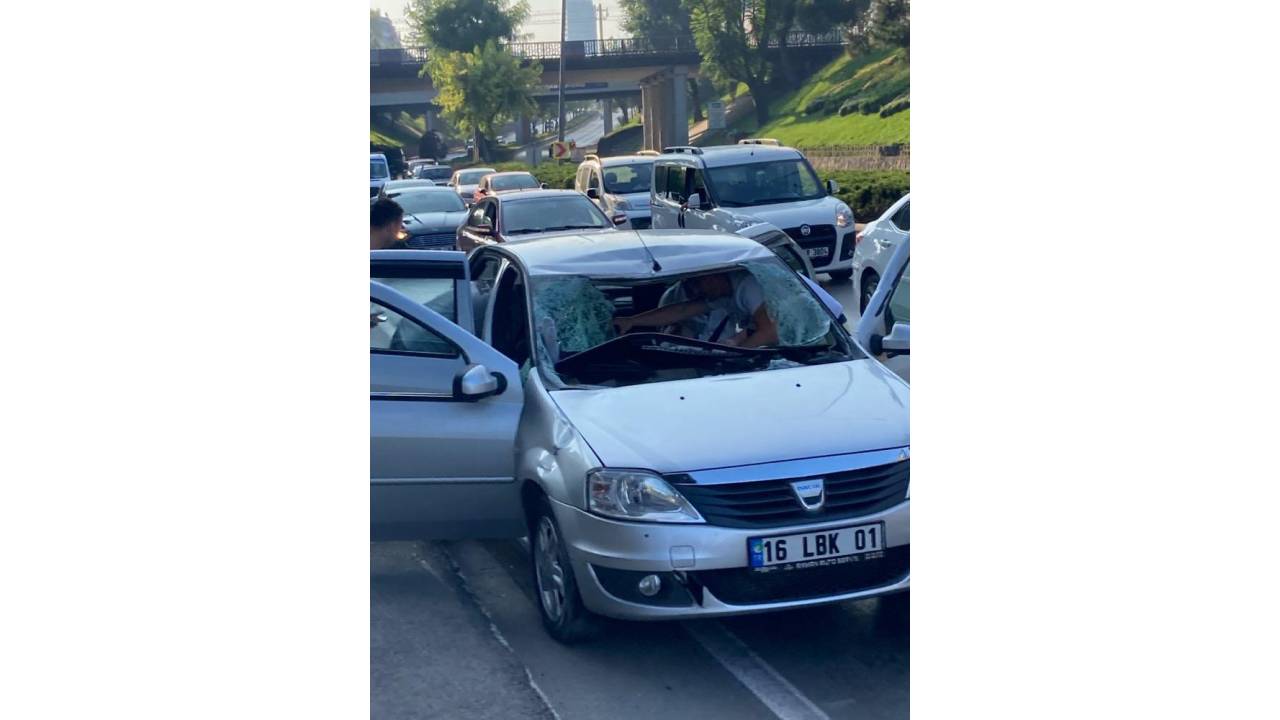 Köprüden Atlayıp Otomobilin Üzerine Düştü: 3 Yaralı