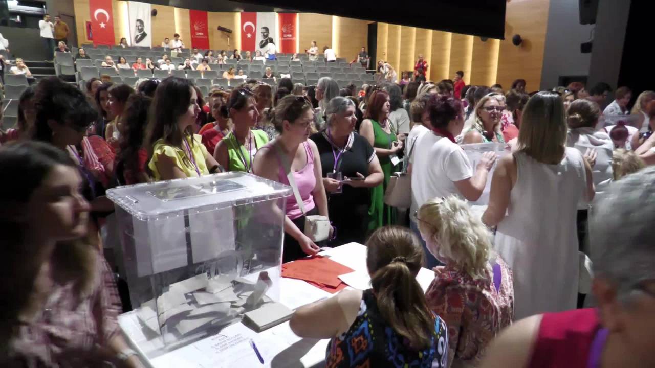 Chp İzmir İl Kadın Kolları'nın Yeni Başkanı Zahide Kurun Oldu