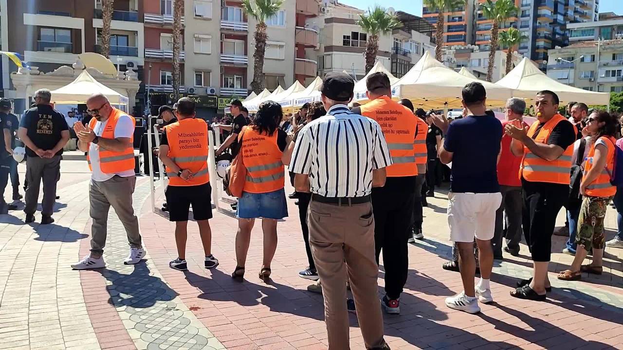 Ak Partili Menemen Belediye Başkanı Pehlivan'a İşçilerden Islıklı Protesto