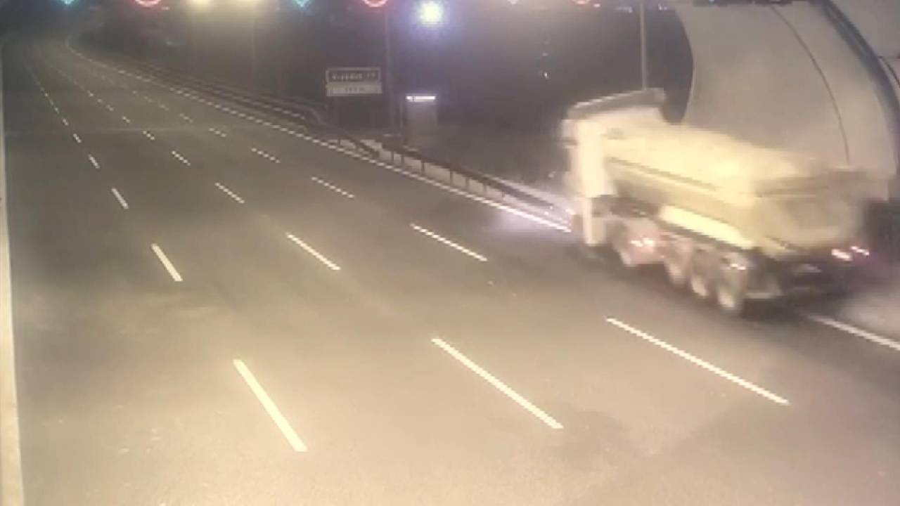 Sultangazi'de Tır'ın Dereye Uçtuğu Kaza Kamerada