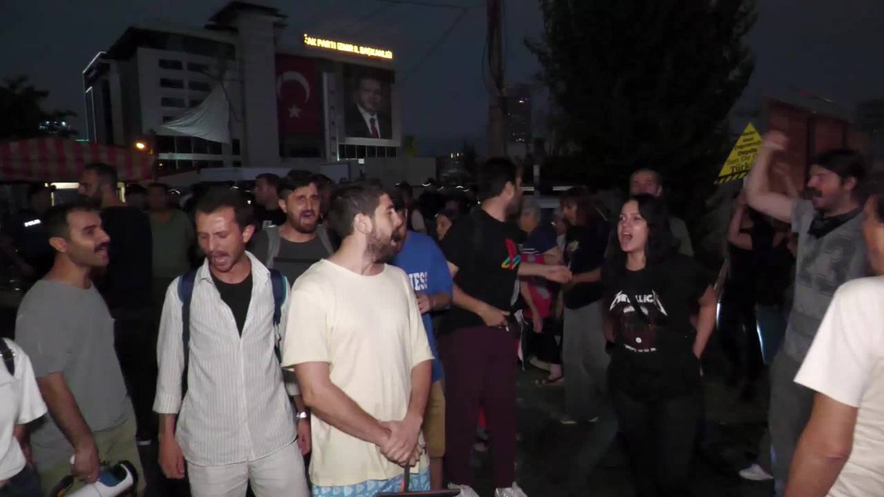 Sokak Hayvanlarıyla İlgili Yasa Teklifi, İzmir'de Ak Parti İl Başkanlığı Önünde Protesto Edildi