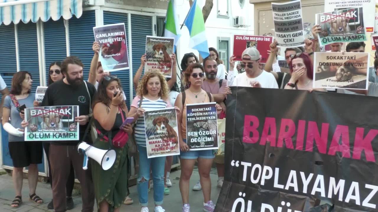 Ak Parti'nin Sokak Hayvanlarıyla İlgili Yasa Teklifine Karşı İzmir'de Protesto Eylemleri Devam Ediyor