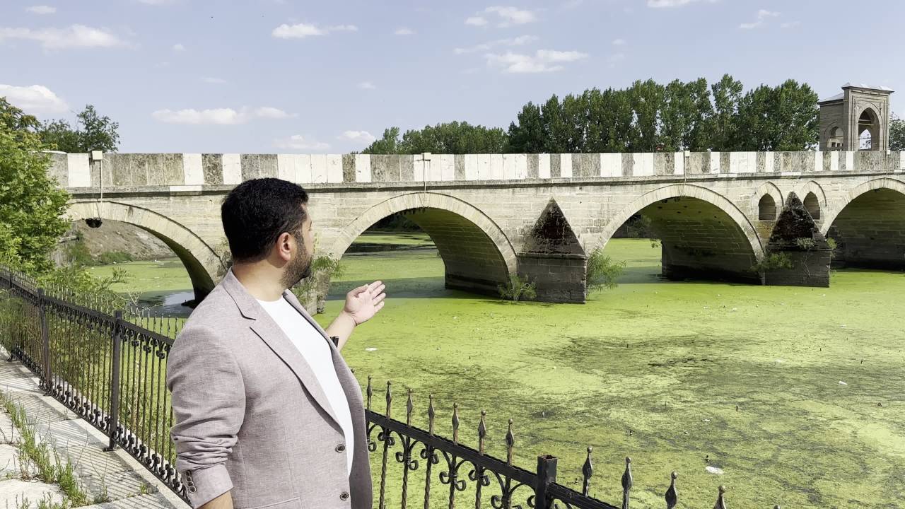 Ahmet Baran Yazgan, Tunca Nehri’ndeki Kirliliğe Tepki Gösterdi: "Bu Pisliğin İçinde Yaşamak Zorunda Mıyız?"