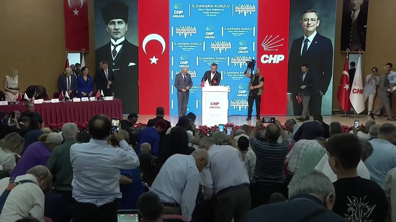 Chp Genel Başkanı Özgür Özel: "Havada Tüzük Taslakları Uçuşuyor"