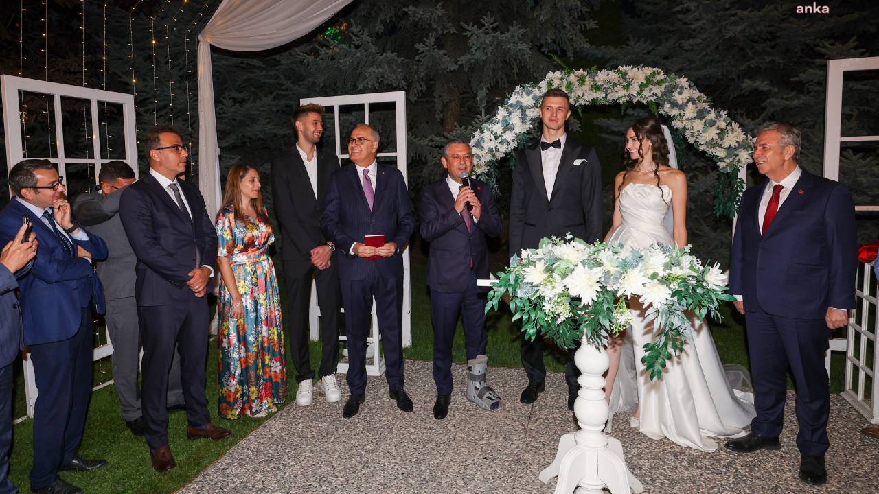 Chp Lideri Özel, İrem Yaman Ve Mert Matic’in Nikah Şahitliğini Yaptı, Yaman'a Parti Rozeti Taktı