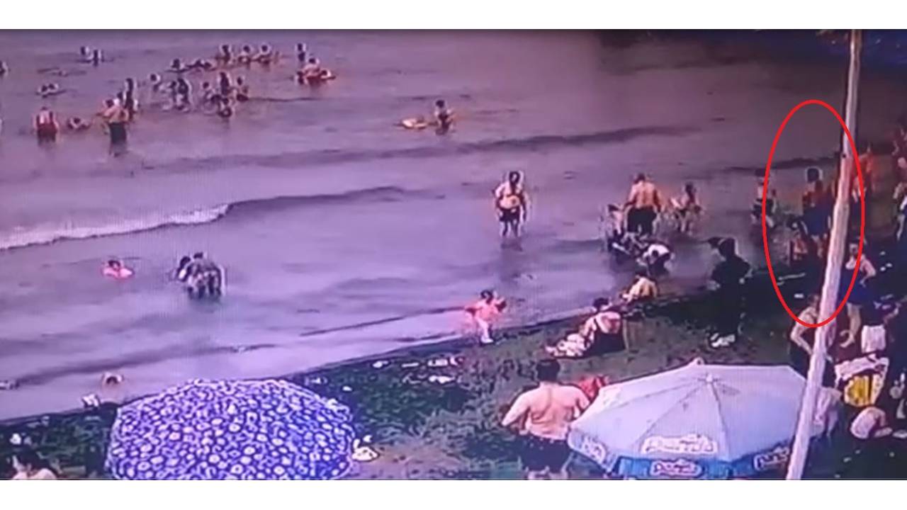 Köpeğin Denizde Yüzen Çocuğa Saldırdığı Anlar Kamerada