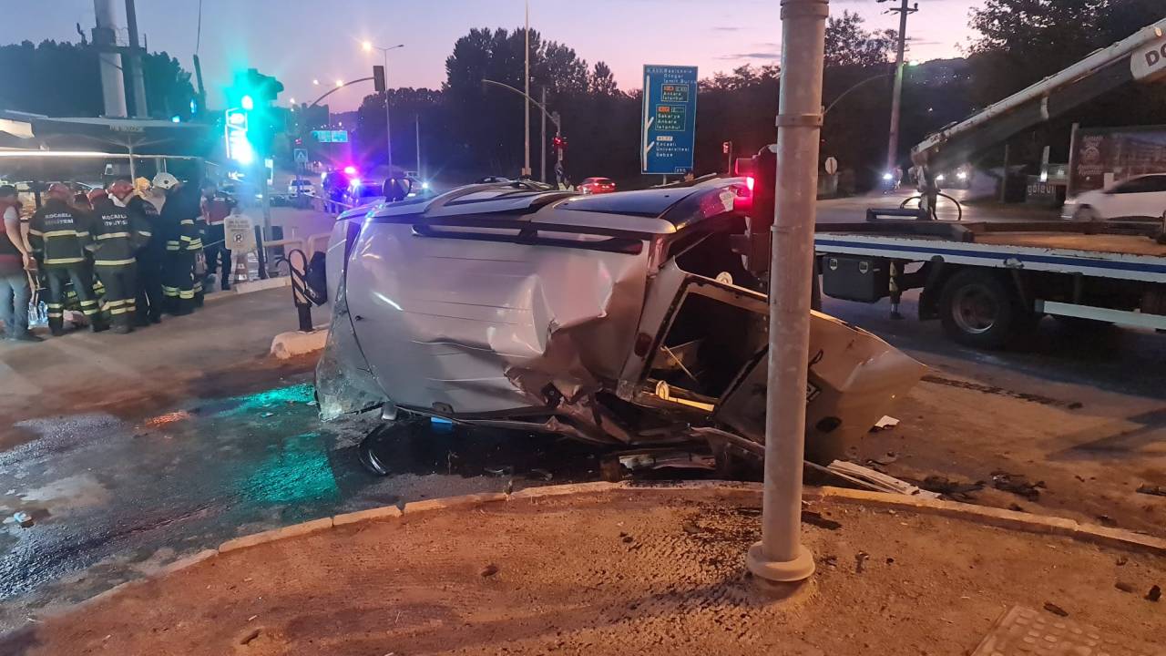 Otomobil, Hafif Ticari Araca Çarptı: 2 Yaralı