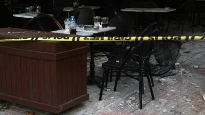 Apartmandan Kopan Beton Parçaları Kafede Oturanların Üzerine Düştü: 2 Yaralı