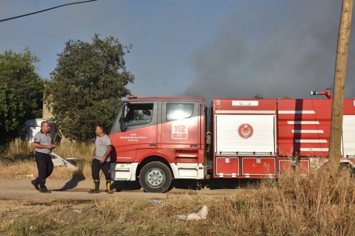 İzmir'de, Palet Atölyesinde Çıkan Yangın Zeytinlik Alana Sıçradı