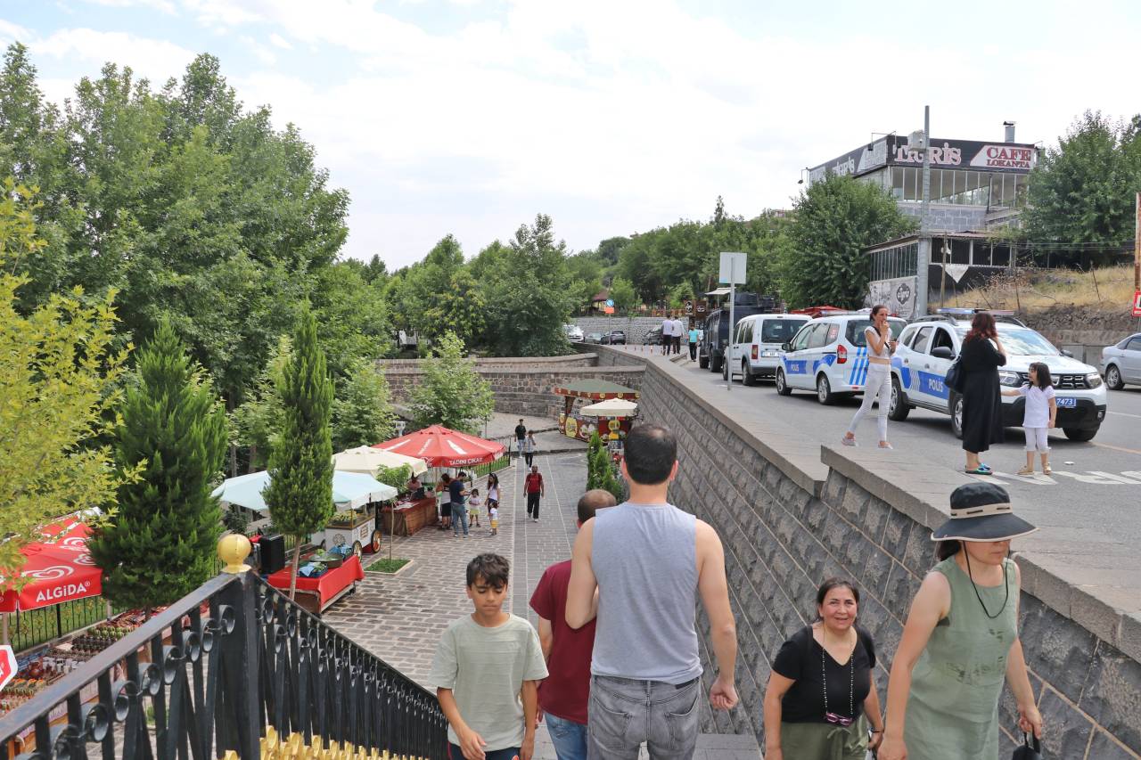 Diyarbakır’da Tarihi Köprüde Sopalı- Bıçaklı- Silahlı Kavga: 2 Yaralı