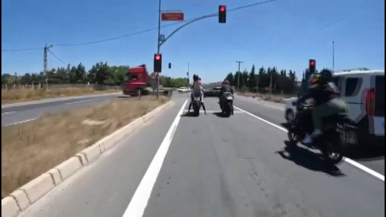 Tek Tekerli Hız Denemesi Kaza İle Sonuçlandı: 3 Motosiklet Karıştı, 2 Kişi Yaralandı