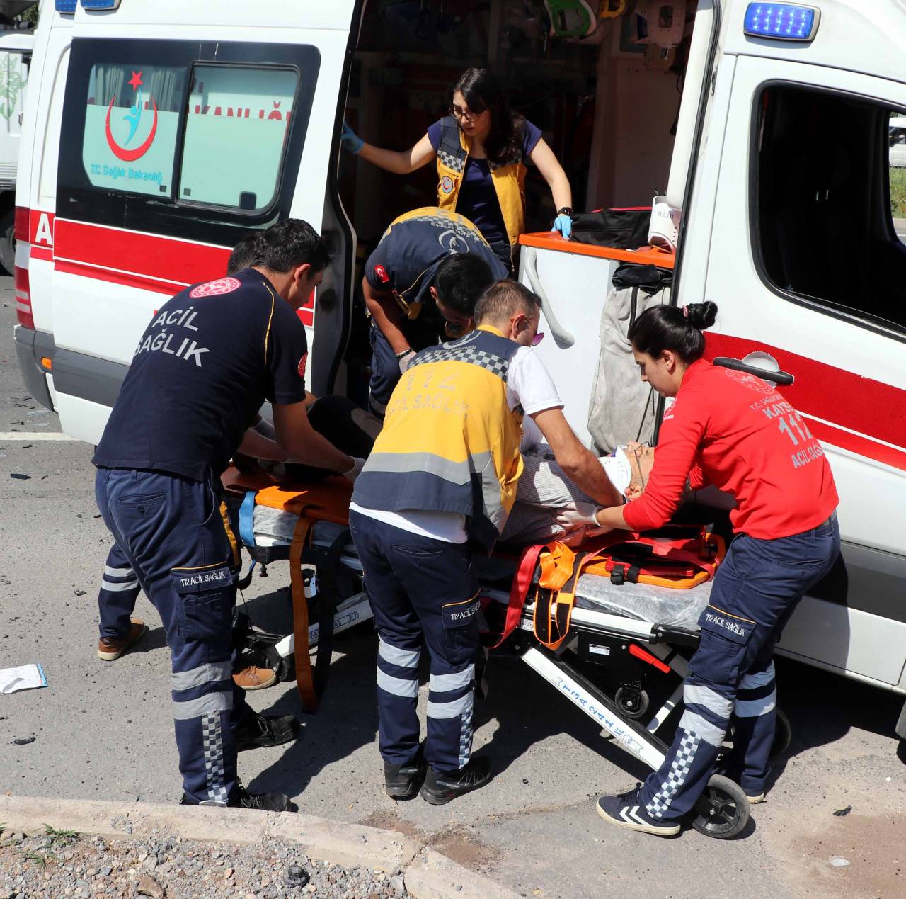 Diyaliz Hastalarını Taşıyan Minibüs İle Hafif Ticari Araç Araç Çarpıştı: 8 Yaralı