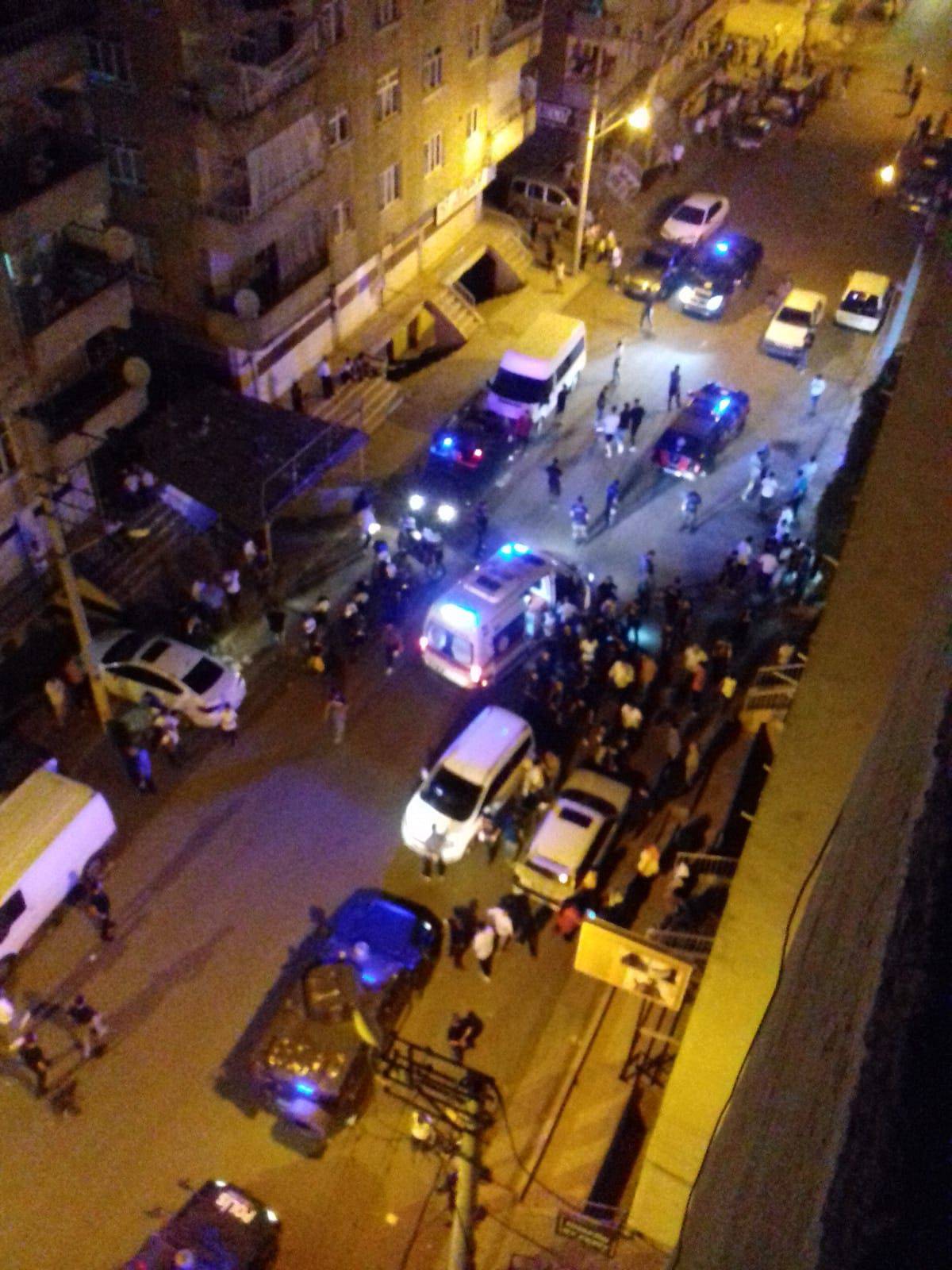Diyarbakır'da İki Grup Arasında Taşlı, Sopalı, Bıçaklı Kavga: 2 Yaralı