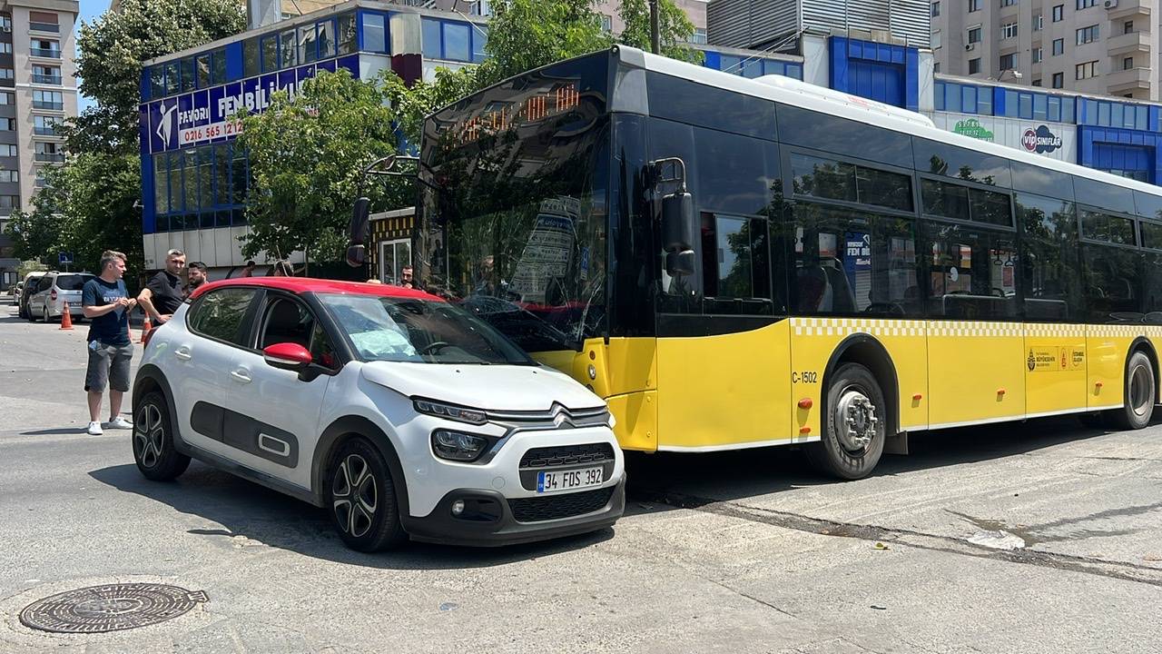 Kadıköy’de İett İle Otomobil Çarpıştı