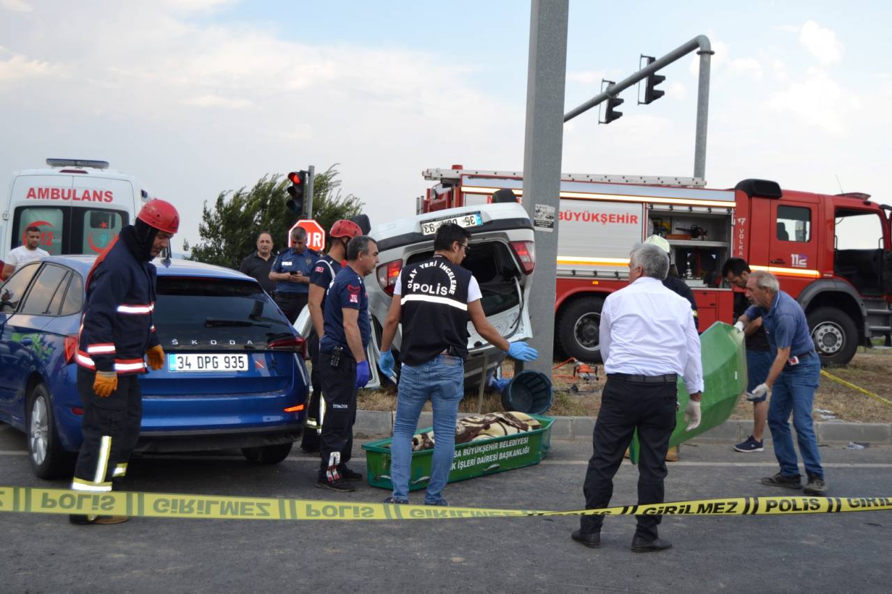 Manisa'da İki Otomobil Çarpıştı: 3 Ölü, 2 Yaralı