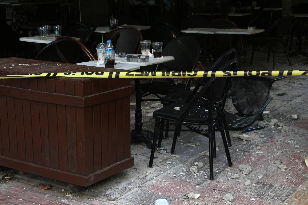 Apartmandan Kopan Beton Parçaları Kafede Oturanların Üzerine Düştü: 2 Yaralı