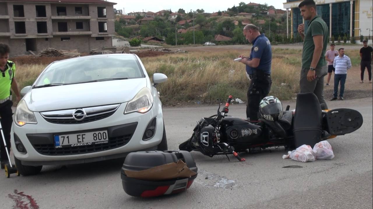 Kırıkkale'de 2 Otomobile Çarpan Motokurye, Ağır Yaralandı