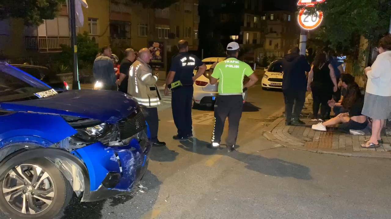 Üsküdar'da İki Araç Çarpıştı: 2'si Çocuk 3 Yaralı