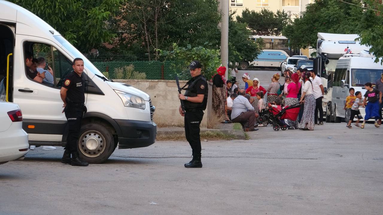 'çeyrek Altın' Kavgasının Tarafları Bayram Ziyaretinde Karşılaştı: 1 Polis Yaralandı, 2 Gözaltı