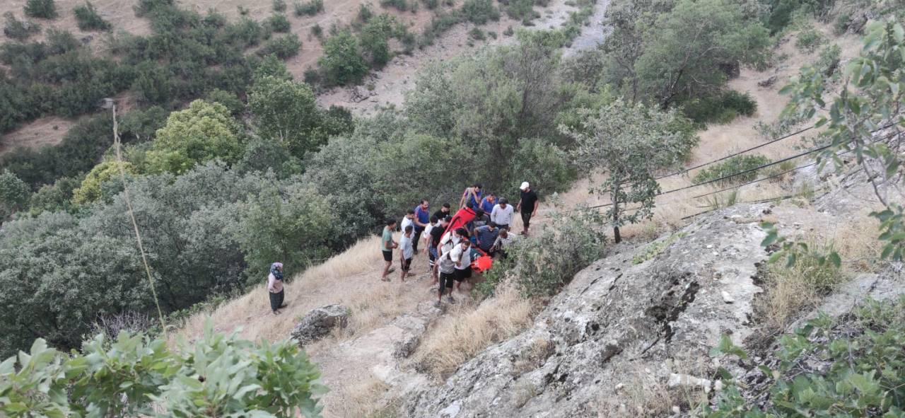 Kayalıktan Düştü, Afad Ekiplerince Yaralı Olarak Kurtarıldı