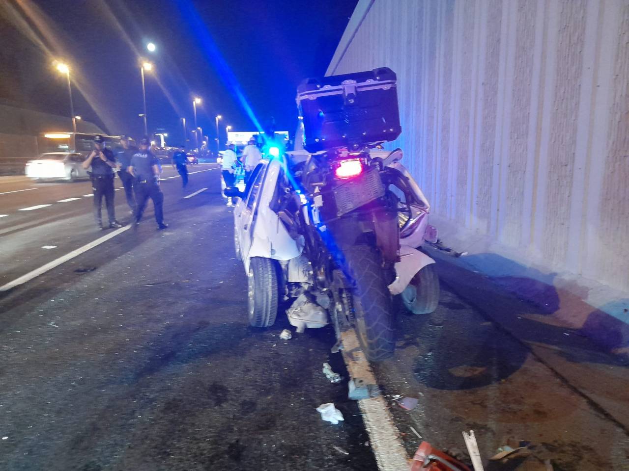 Motosiklet, Güvenlik Şeridindeki Otomobile Çarparak Ok Gibi Saplandı, 3'ü Ağır 5 Yaralı