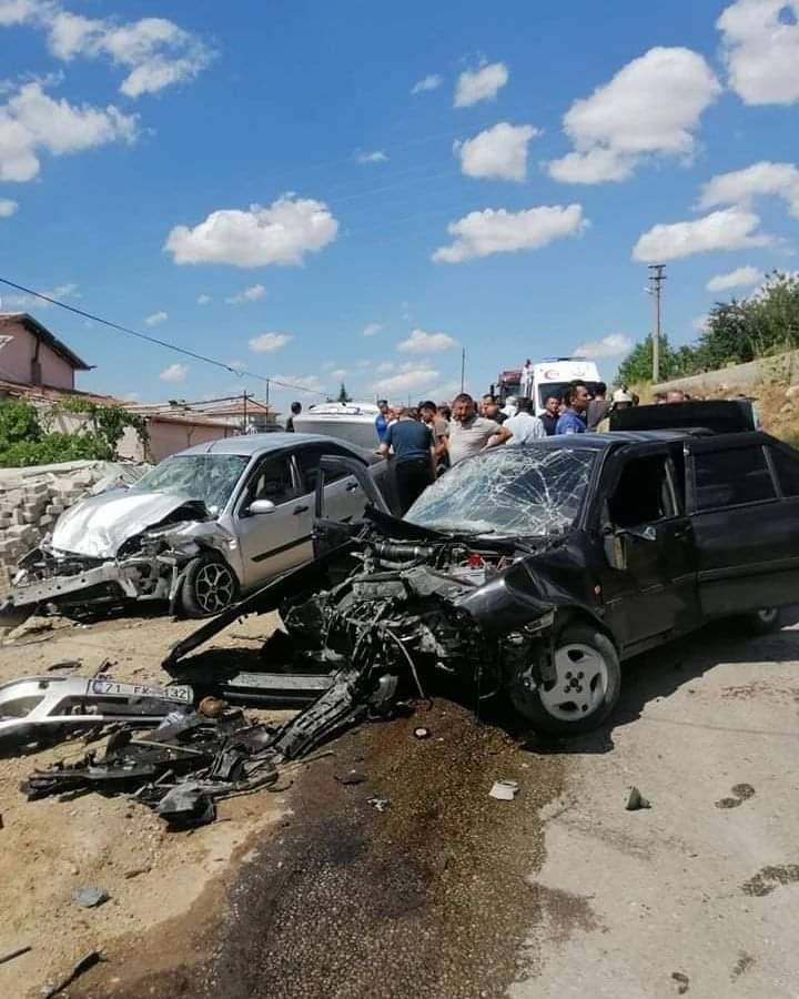Kırıkkale'de Otomobiller Kafa Kafaya Çarpıştı: 2'si Çocuk 10 Yaralı