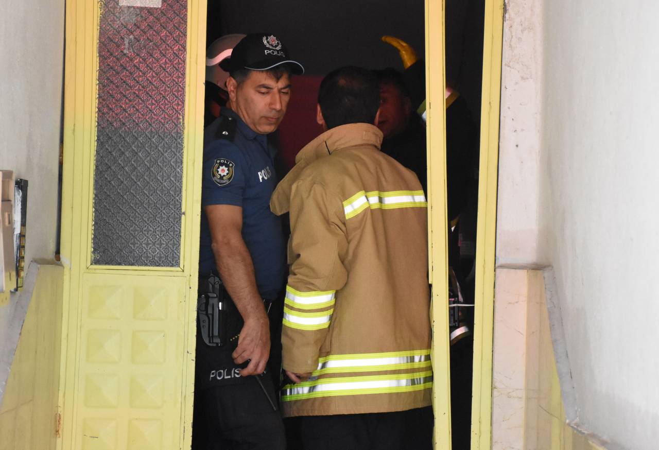 Apartmandaki Yangında Mahsur Kalanlar İtfaiye Merdiveni İle Kurtarıldı