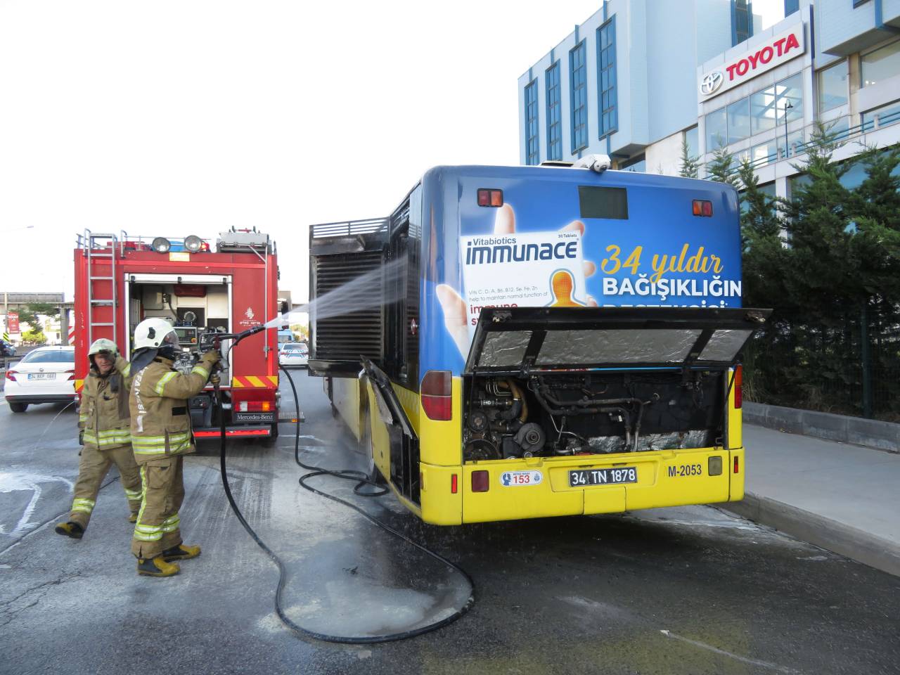 Kadıköy'de İett Otobüsünde Korkutan Yangın