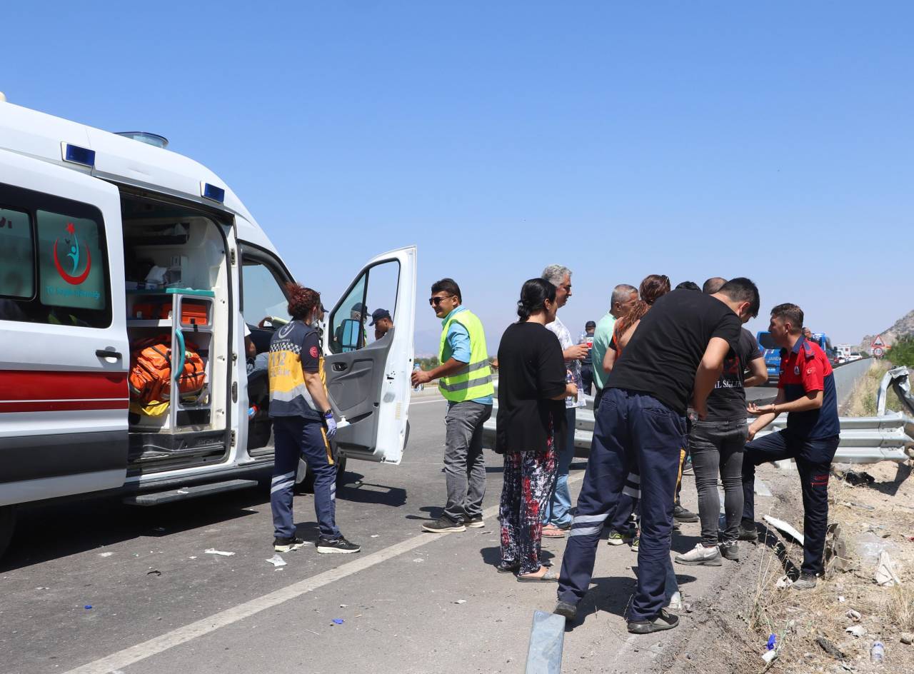Denizli'de Tur Otobüsü Takla Attı: 41 Yaralı (2)
