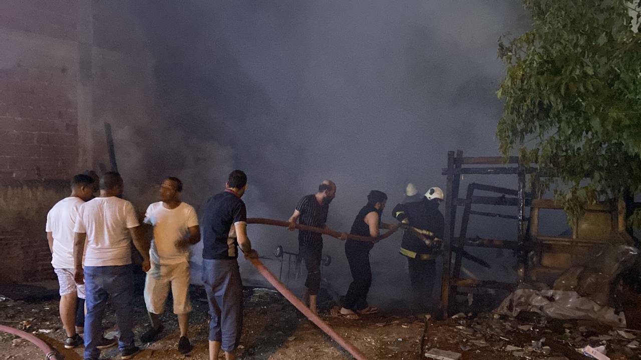 Barakada Çıkan Yangın Binaya Sıçradı, Mahalleli Sokağa Döküldü