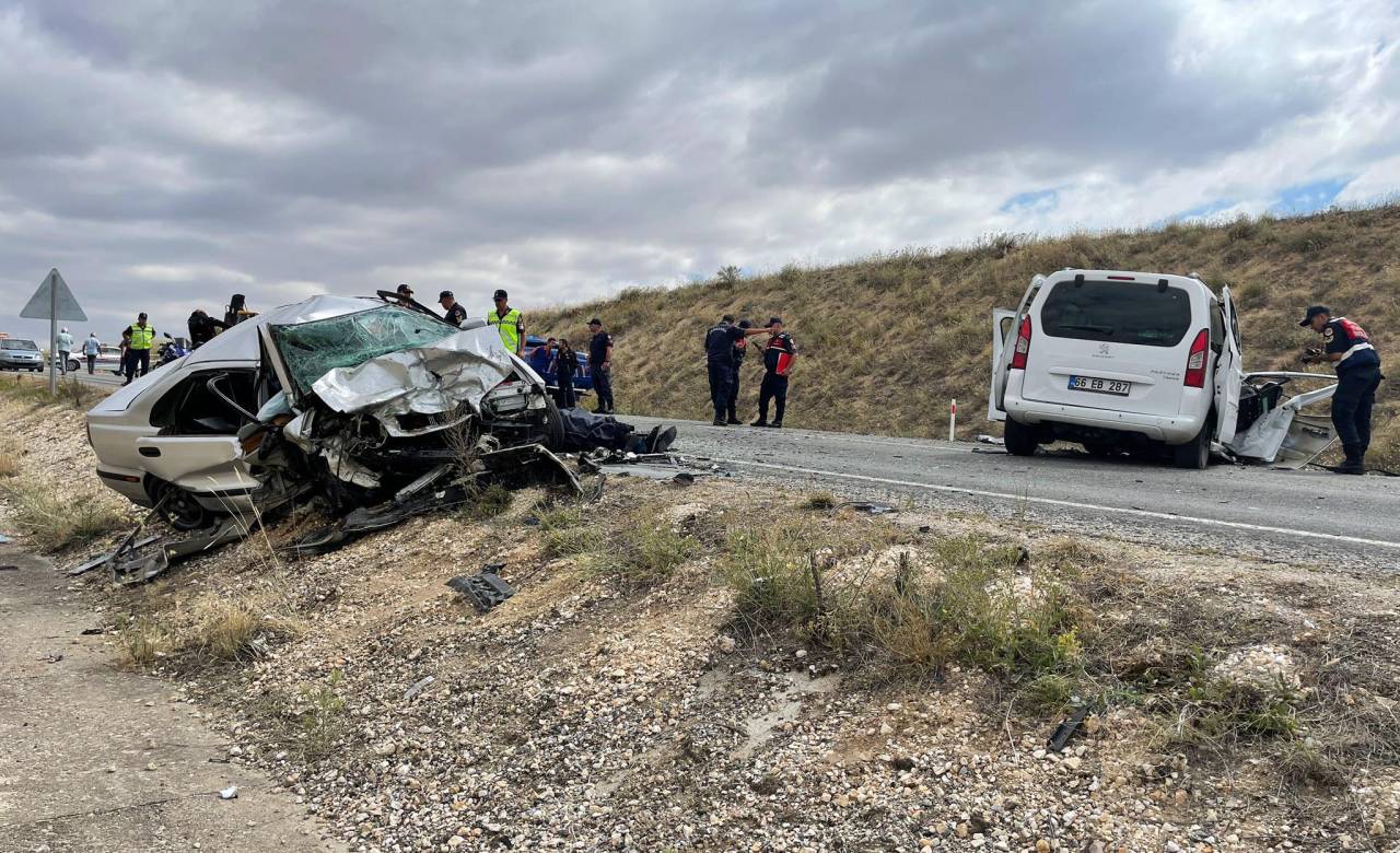 Yozgat'ta Otomobil İle Hafif Ticari Araç Çarpıştı: 2 Ölü, 4 Yaralı