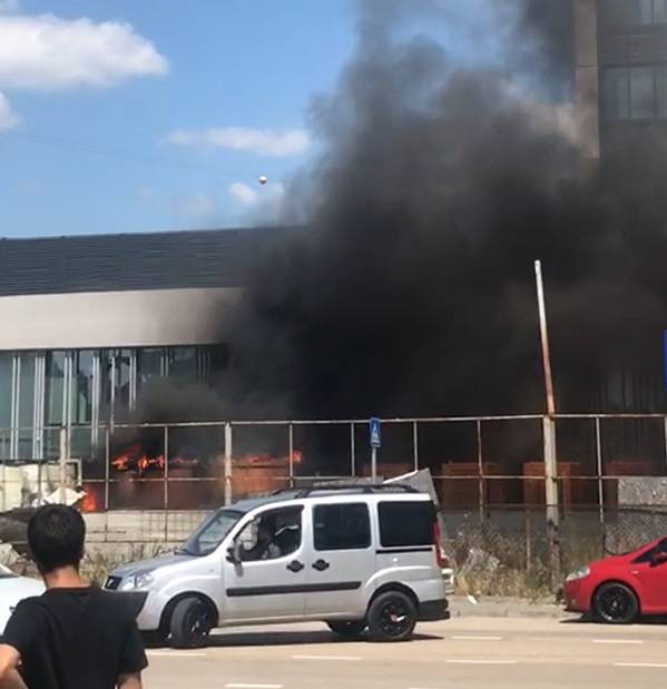 Bursa'da Hastane Bahçesinde Yangın
