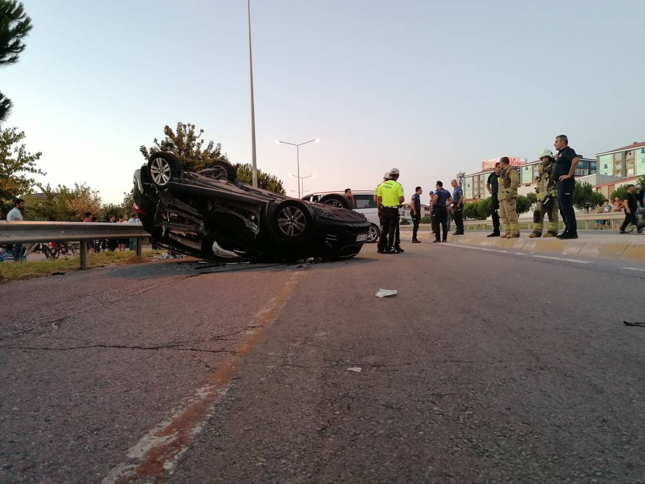 Silivri'de Hafif Ticari Araçla Çarpışan Otomobil Takla Attı: 5 Yaralı