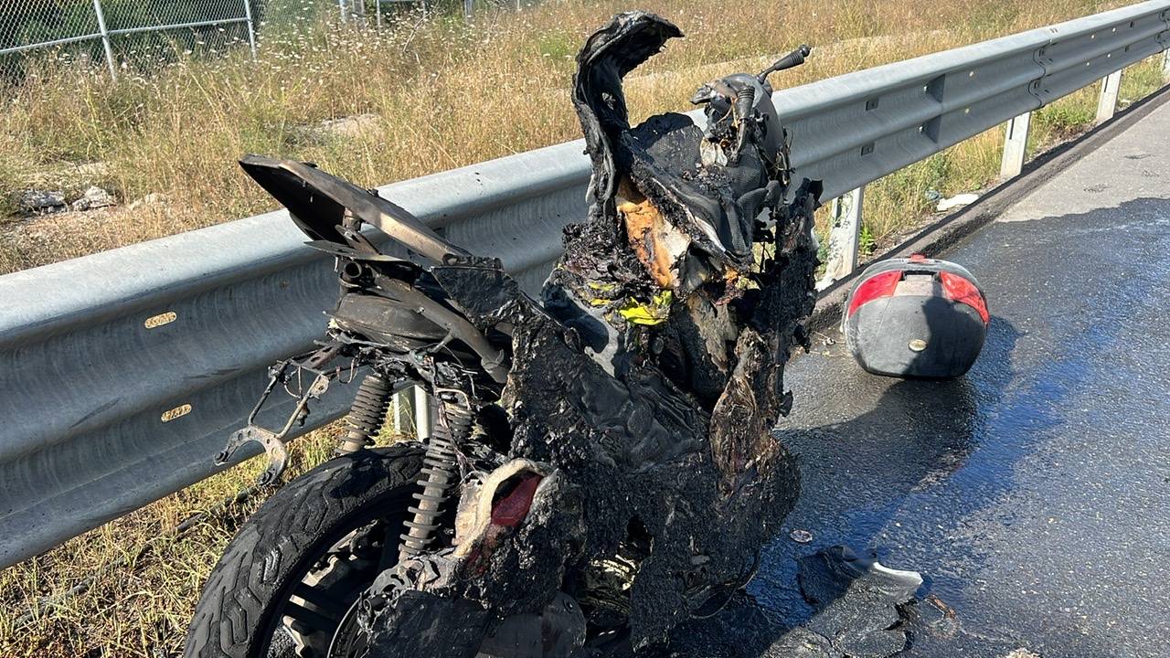 Beykoz'da Minibüse Çarpan Motosiklet Yandı, Sürücü Yaralandı