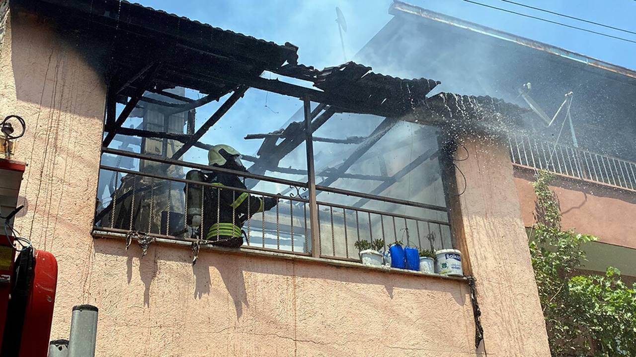 Manisa'da 2 Katlı Evde Yangın