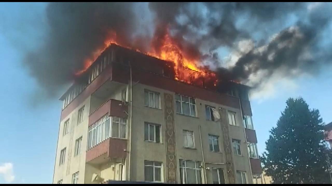 Sultanbeyli’de 5 Katlı Binanın Üst Katı Alev Alev Yandı