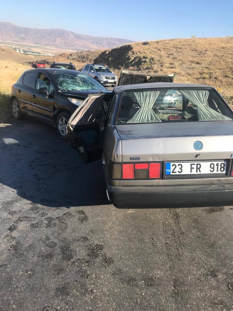 Elazığ'da İki Otomobil Çarpıştı: 8 Yaralı