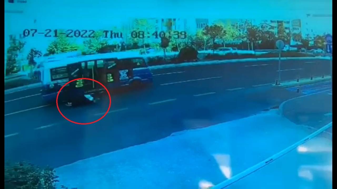 Kapısı Açık İlerleyen Minibüsten Düşen Kadın Yaralandı