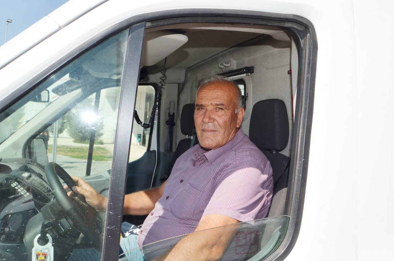 Takla Atan Otomobilde Sıkışanları Yoldan Geçen Ambulans Şoförü Ve Sağlık Görevlisi Kurtardı