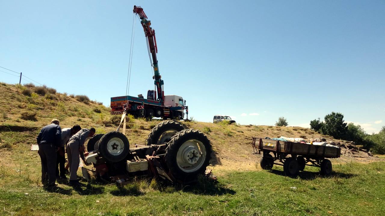 Erciş'te Yün Yüklü Traktör Çaya Yuvarlandı: 1 Yaralı