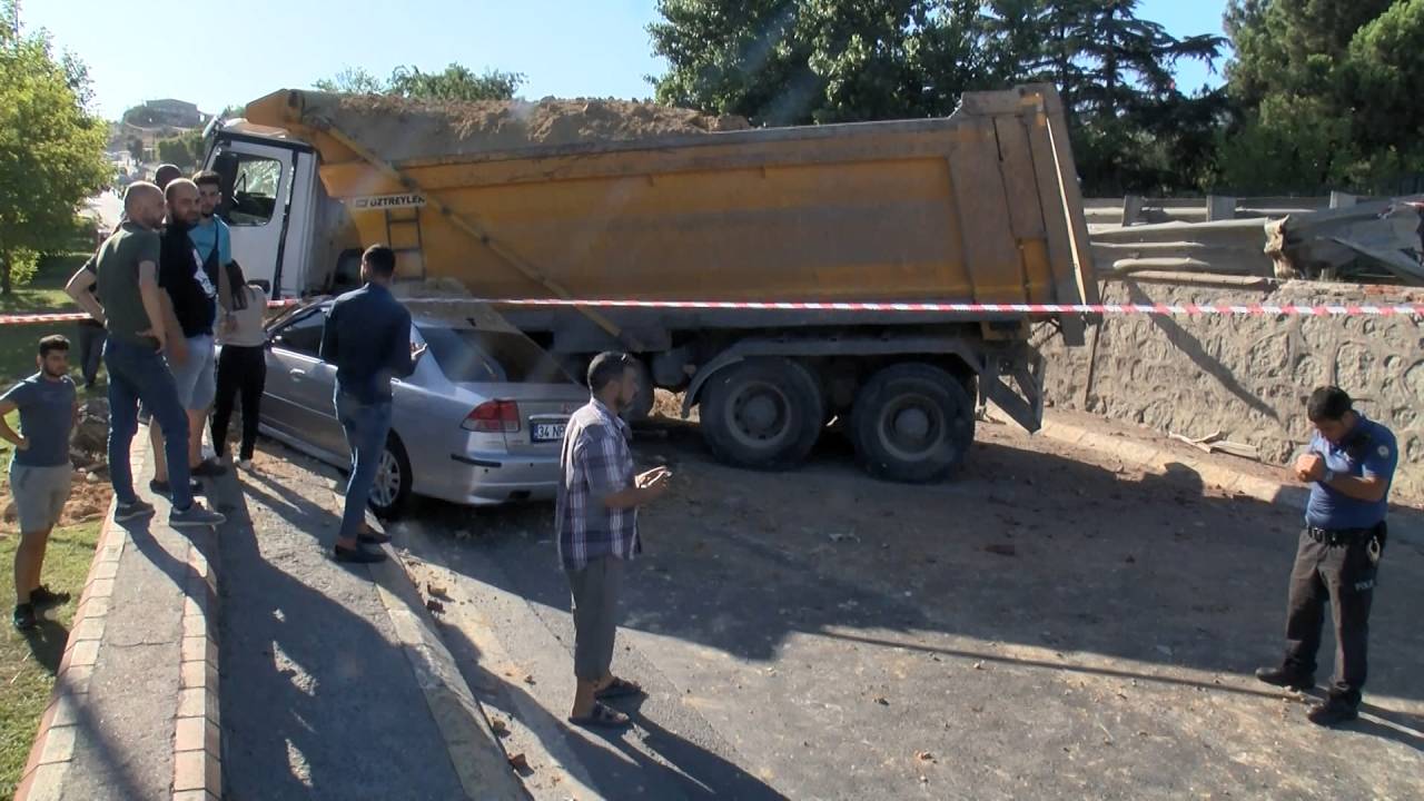 Pendik'te Virajı Alamayan Hafriyat Kamyonu Otomobilin Üzerine Düştü; 3 Yaralı